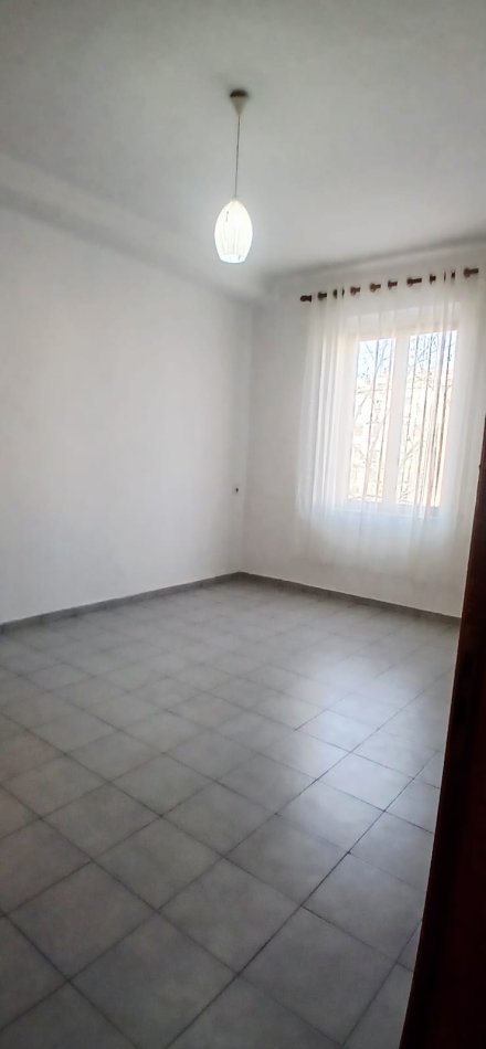 Tirane, jepet me qera apartament 1+1+Ballkon Kati 4, 50 m² 650 € (BLLOKU)