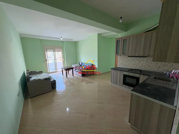 Vlore, jepet me qera apartament 2+1+Ballkon Kati 6, 110 m² 300 € (Rruga Misto Mele)