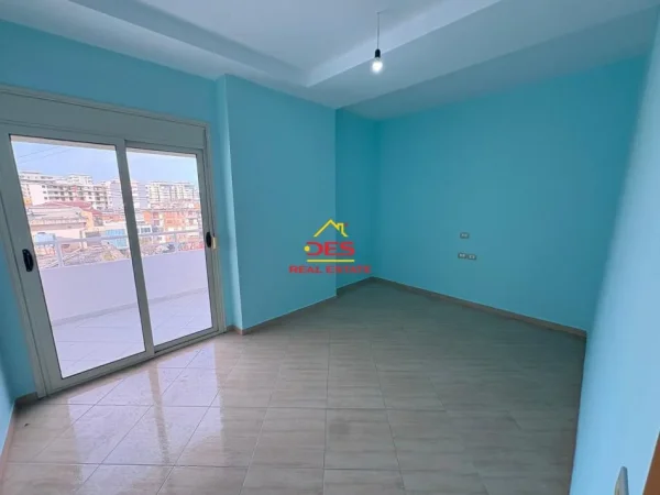 Vlore, jepet me qera apartament 2+1+Ballkon Kati 6, 110 m² 300 € (Rruga Misto Mele)