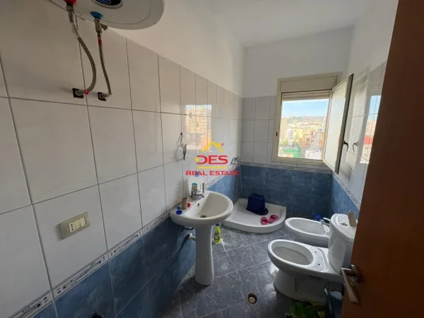 Vlore, jepet me qera apartament 2+1+Ballkon Kati 6, 110 m² 300 € (Rruga Misto Mele)