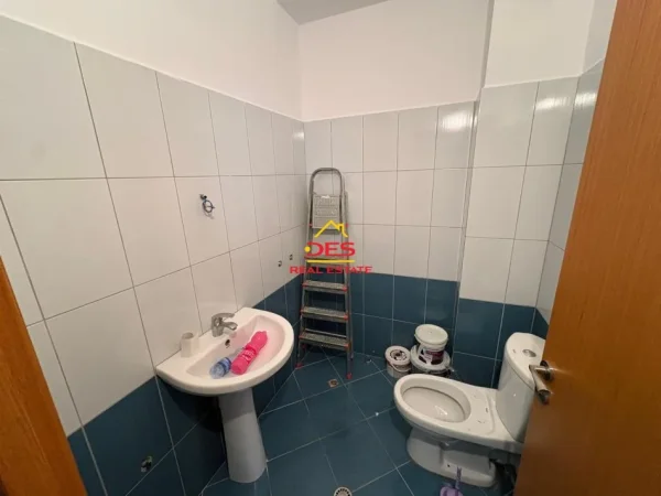 Vlore, jepet me qera apartament 2+1+Ballkon Kati 6, 110 m² 300 € (Rruga Misto Mele)