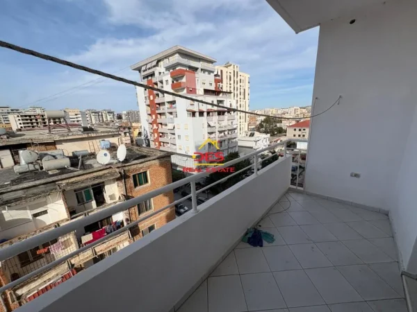 Vlore, jepet me qera apartament 2+1+Ballkon Kati 6, 110 m² 300 € (Rruga Misto Mele)