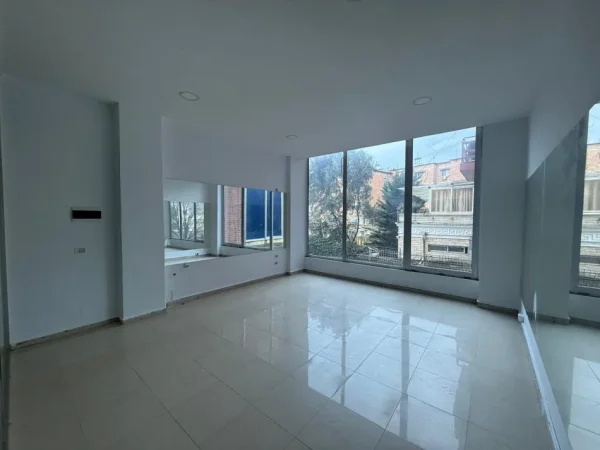 Tirane, shitet ambjent biznesi Kati 2, 27 m² 70.000 € (Xhamllik)