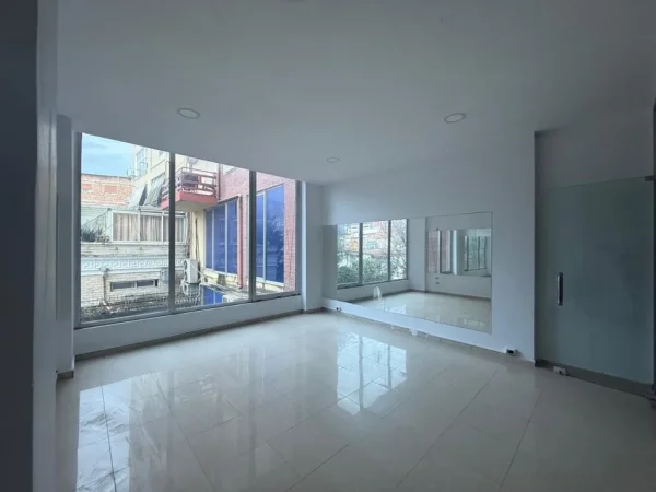 Tirane, shitet ambjent biznesi Kati 2, 27 m² 70.000 € (Xhamllik)