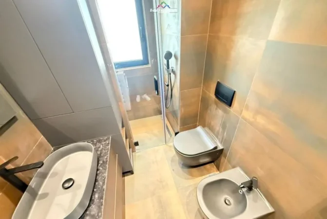 Tirane, jepet me qera apartament 2+1+Ballkon Kati 8, 125 m² 1.500 € (prane Hotel Colosseo,)