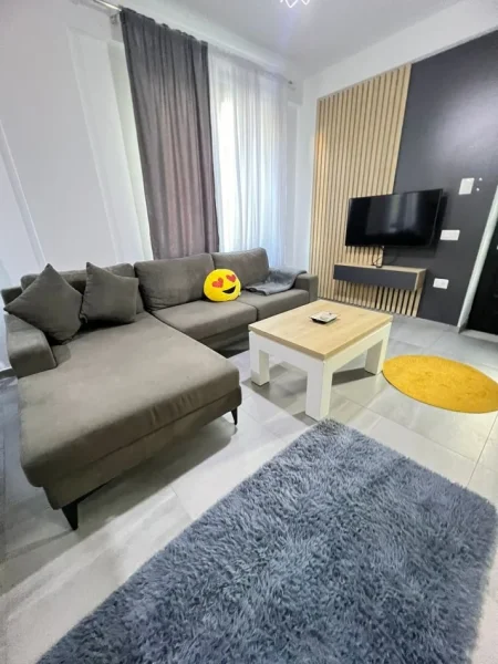 Tirane, jepet me qera apartament 1+1+Ballkon Kati 1, 65 m² 600 € (SELITE)