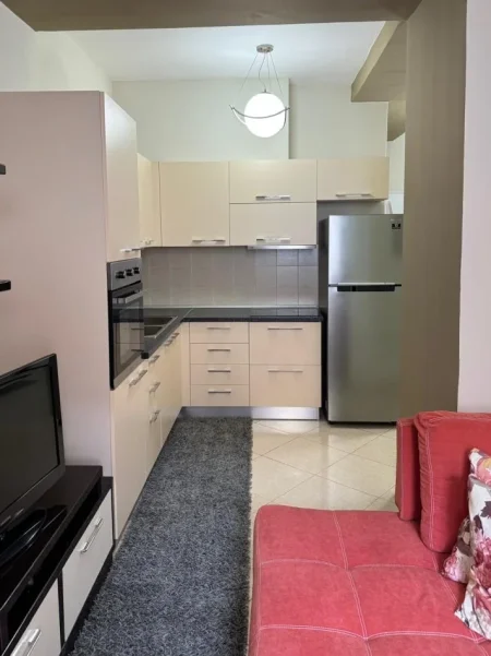 Tirane, jepet me qera apartament 1+1+Ballkon Kati 1, 50 m² 370 € 
