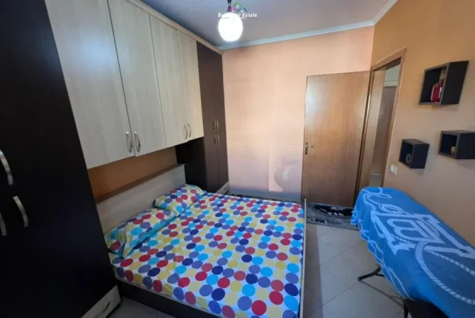 Tirane, jepet me qera apartament 1+1+Ballkon Kati 7, 55 m² 400 € (prane Big Pjates)