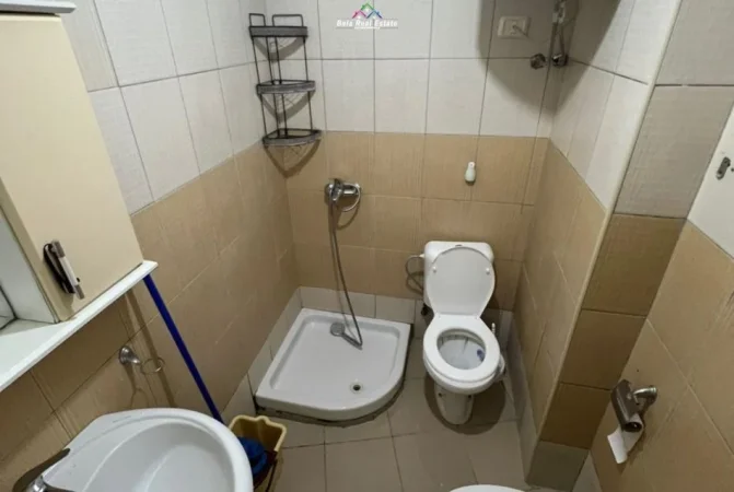 Tirane, jepet me qera apartament 1+1+Ballkon Kati 7, 55 m² 400 € (prane Big Pjates)