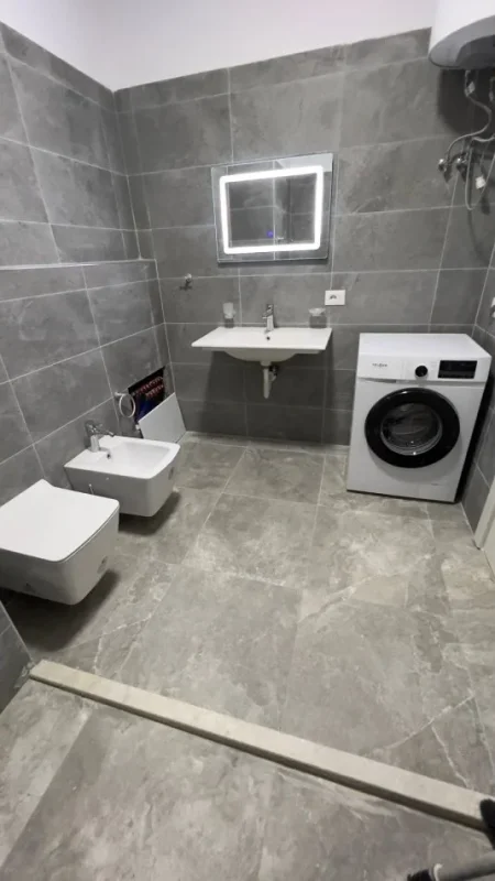 Tirane, jepet me qera apartament 2+1 , 90 m² 550 € (Yzberisht / Grand Gallery)