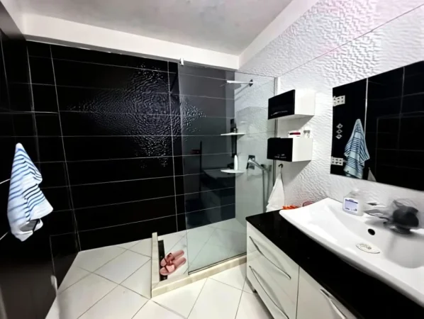 Tirane, jepet me qera apartament 2+1+Ballkon Kati 9, 90 m² 500 € 