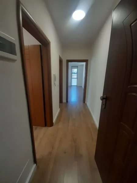 Tirane, jepet me qera Apartament 1+1, Kati 5, Bosh, Cmimi 650 €, Rruga Kavajës, Qender -Tiranës.