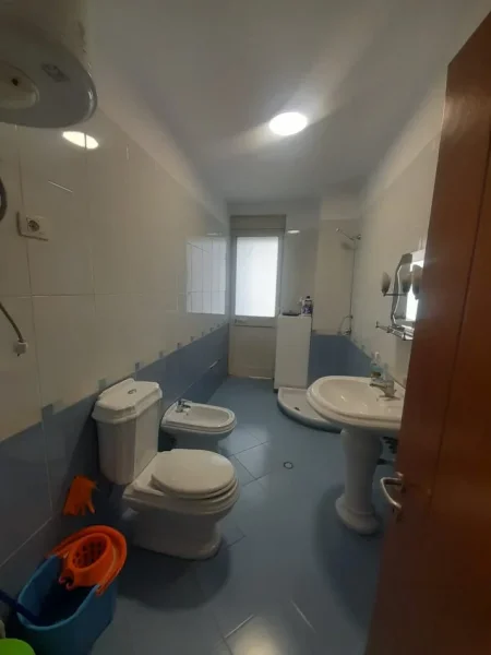 Tirane, jepet me qera Apartament 1+1, Kati 5, Bosh, Cmimi 650 €, Rruga Kavajës, Qender -Tiranës.