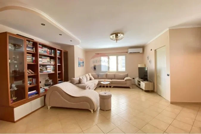 Tirane, jepet me qera apartament 2+1 , 128 m² 700 € (Liqeni i Tiranes)