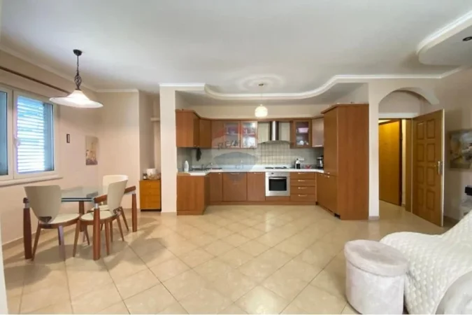 Tirane, jepet me qera apartament 2+1 , 128 m² 700 € (Liqeni i Tiranes)