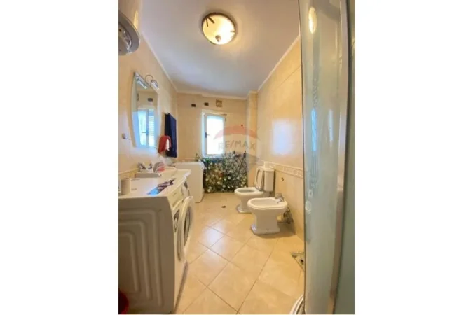 Tirane, jepet me qera apartament 2+1 , 128 m² 700 € (Liqeni i Tiranes)