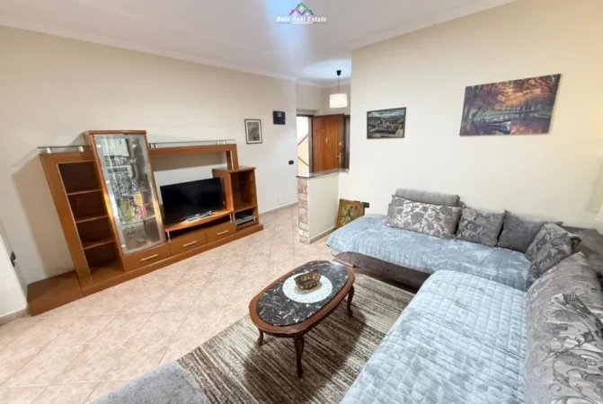 Tirane, jepet me qera apartament 1+1+Ballkon Kati 1, 65 m² 600 € (prane Karburantit)
