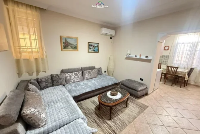 Tirane, jepet me qera apartament 1+1+Ballkon Kati 1, 65 m² 600 € (prane Karburantit)