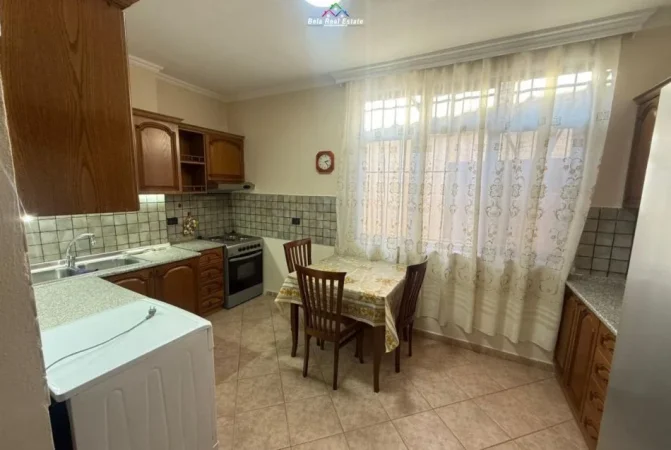 Tirane, jepet me qera apartament 1+1+Ballkon Kati 1, 65 m² 600 € (prane Karburantit)