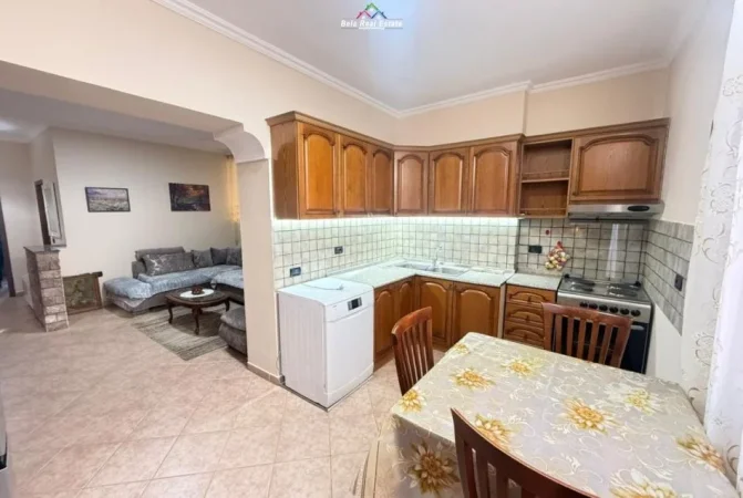 Tirane, jepet me qera apartament 1+1+Ballkon Kati 1, 65 m² 600 € (prane Karburantit)