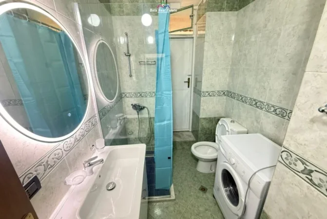 Tirane, jepet me qera apartament 1+1+Ballkon Kati 1, 65 m² 600 € (prane Karburantit)