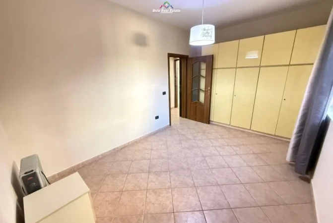 Tirane, jepet me qera apartament 1+1+Ballkon Kati 1, 65 m² 600 € (prane Karburantit)