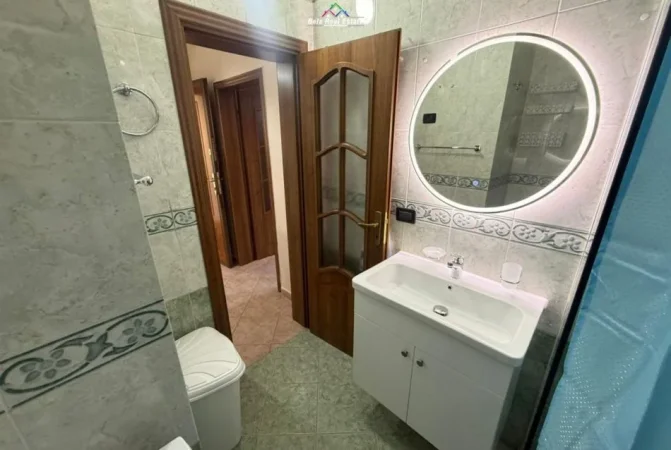 Tirane, jepet me qera apartament 1+1+Ballkon Kati 1, 65 m² 600 € (prane Karburantit)