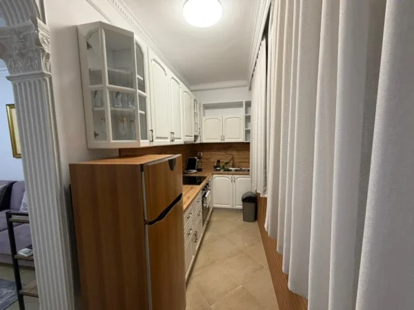 Tirane, jepet me qera apartament 2+1 Kati 5, 