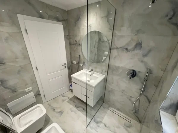 Tirane, jepet me qera apartament 2+1+Ballkon Kati 2, 100 m² 1.300 € (Liqeni i Thate, Kompleksi Kolombo)