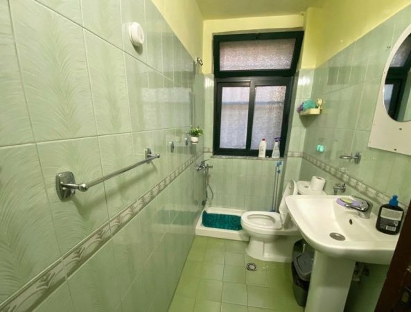 Tirane, jepet me qera apartament 2+1+Ballkon Kati 1, 90 m² 750 € 