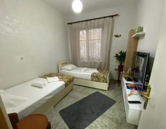Tirane, jepet me qera apartament 2+1+Ballkon Kati 1, 90 m² 750 € 