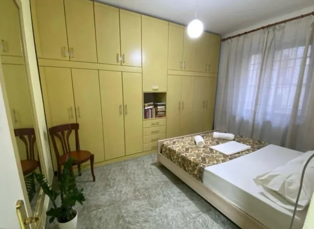 Tirane, jepet me qera apartament 2+1+Ballkon Kati 1, 90 m² 750 € 