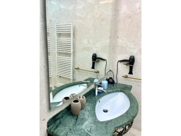 Tirane, jepet me qera apartament 1+1+Ballkon Kati 7, 70 m² 700 € (drejtoria e policise)