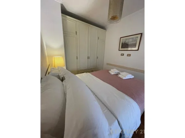 Tirane, jepet me qera apartament 1+1+Ballkon Kati 7, 70 m² 700 € (drejtoria e policise)