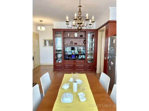 Tirane, jepet me qera apartament 1+1+Ballkon Kati 7, 70 m² 700 € (drejtoria e policise)