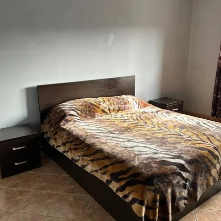 Tirane, jepet me qera apartament 1+1 Kati 5, 65 m² 400 € (Laprake)
