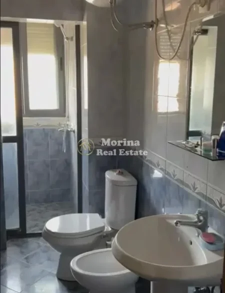 Tirane, jepet me qera apartament 1+1 Kati 5, 65 m² 400 € (Laprake)