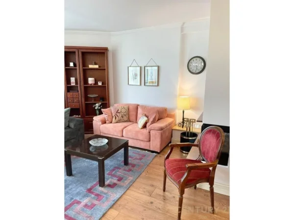 Tirane, jepet me qera apartament 1+1+Ballkon Kati 7, 70 m² 700 € (drejtoria e policise)