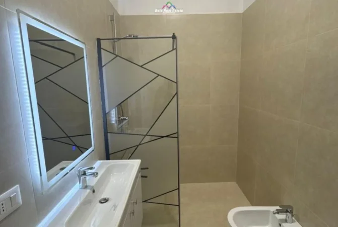 Tirane, jepet me qera apartament 1+1+Ballkon Kati 3, 70 m² 800 € (Tek Kompleksi Delijorgji)