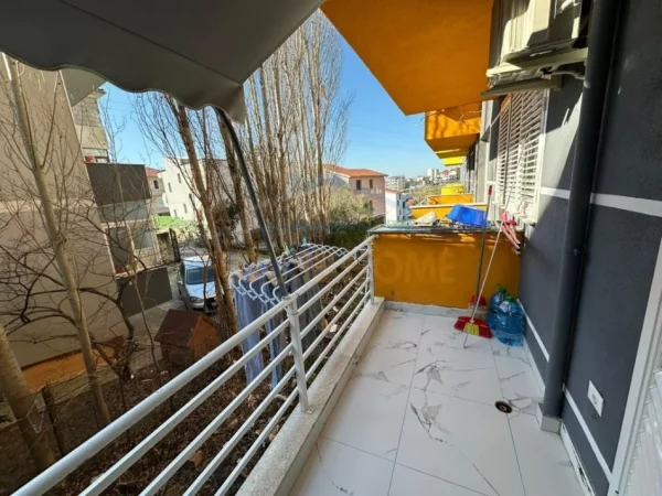 Tirane, shitet apartament 1+1+Ballkon , 110.000 € 