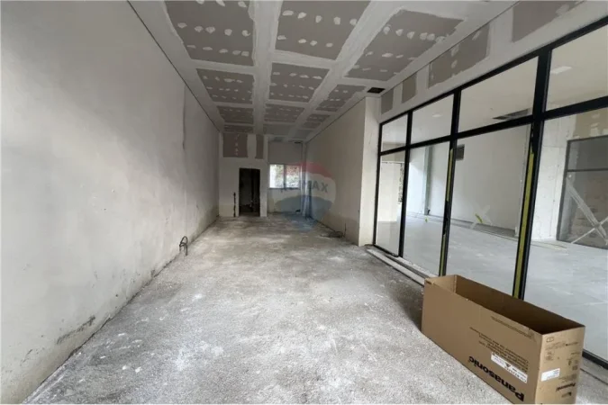 Vlore, shitet ambjent biznesi Kati 0, 50 m² 130.000 € (Dhimitër Konomi, pas Shkollës së Marinës)
