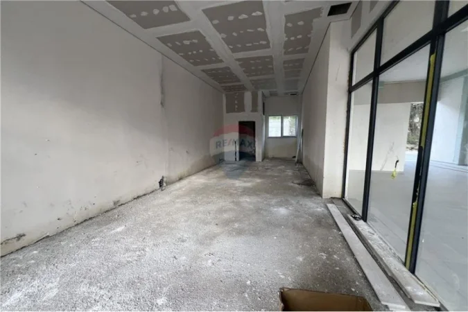 Vlore, shitet ambjent biznesi Kati 0, 50 m² 130.000 € (Dhimitër Konomi, pas Shkollës së Marinës)