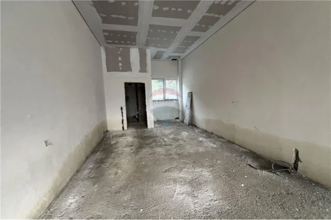 Vlore, shitet ambjent biznesi Kati 0, 50 m² 130.000 € (Dhimitër Konomi, pas Shkollës së Marinës)