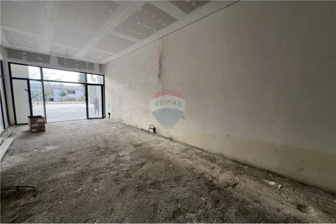 Vlore, shitet ambjent biznesi Kati 0, 50 m² 130.000 € (Dhimitër Konomi, pas Shkollës së Marinës)