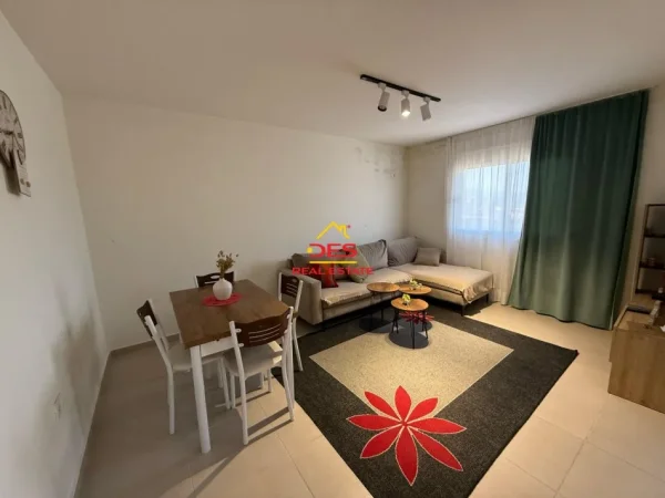 Vlore, jepet me qera apartament 1+1+Ballkon Kati 5, 70 m² 250 € (Rruga Mis Durhan)