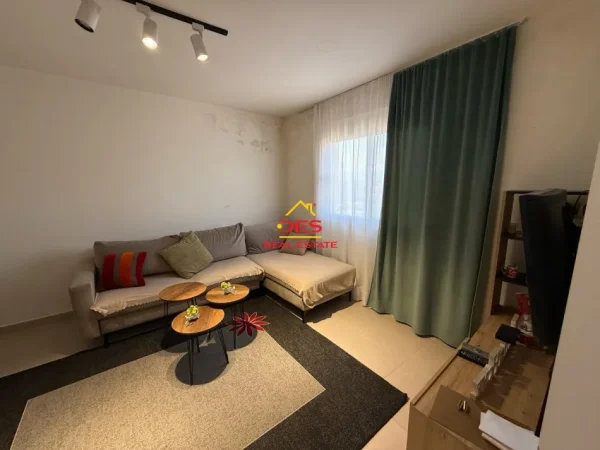 Vlore, jepet me qera apartament 1+1+Ballkon Kati 5, 70 m² 250 € (Rruga Mis Durhan)