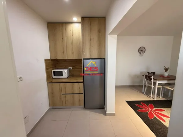 Vlore, jepet me qera apartament 1+1+Ballkon Kati 5, 70 m² 250 € (Rruga Mis Durhan)