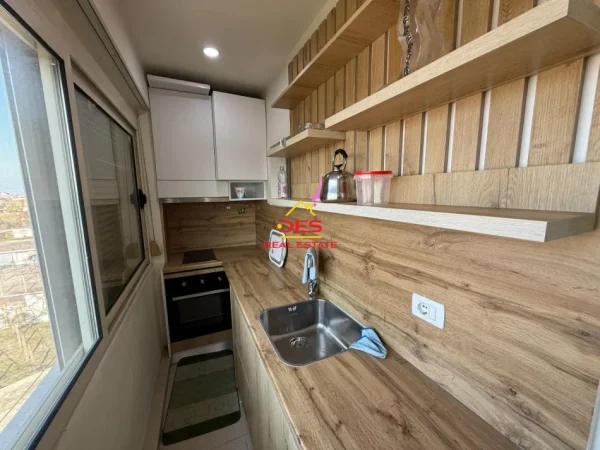 Vlore, jepet me qera apartament 1+1+Ballkon Kati 5, 70 m² 250 € (Rruga Mis Durhan)