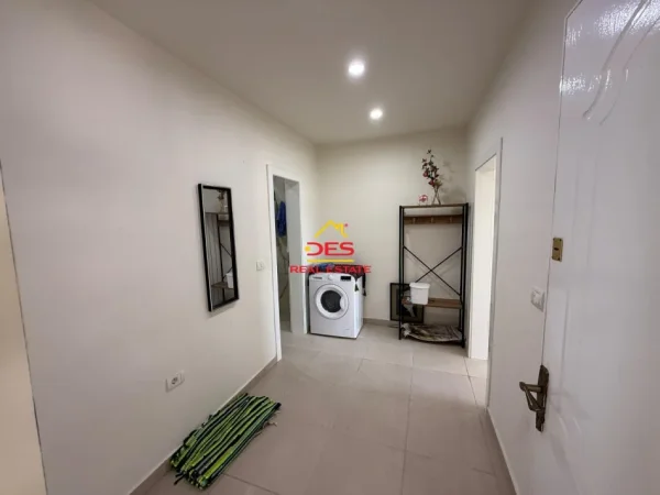 Vlore, jepet me qera apartament 1+1+Ballkon Kati 5, 70 m² 250 € (Rruga Mis Durhan)