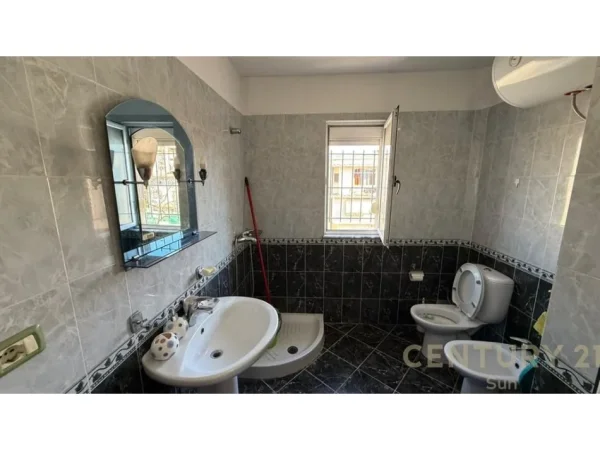 Tirane, jepet me qera apartament 1+1+Ballkon Kati 4, 65 m² 400 € (ish stacioni i fundit i tiranes se re)